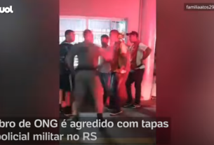 imagem retrata momento em que policial militar agride educador social em São Leopoldo